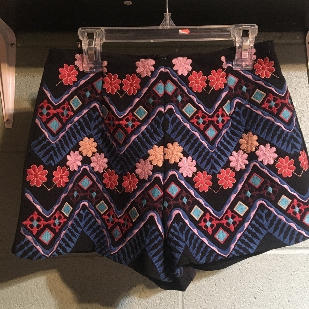Luxxel flat front embroidered shorts size small